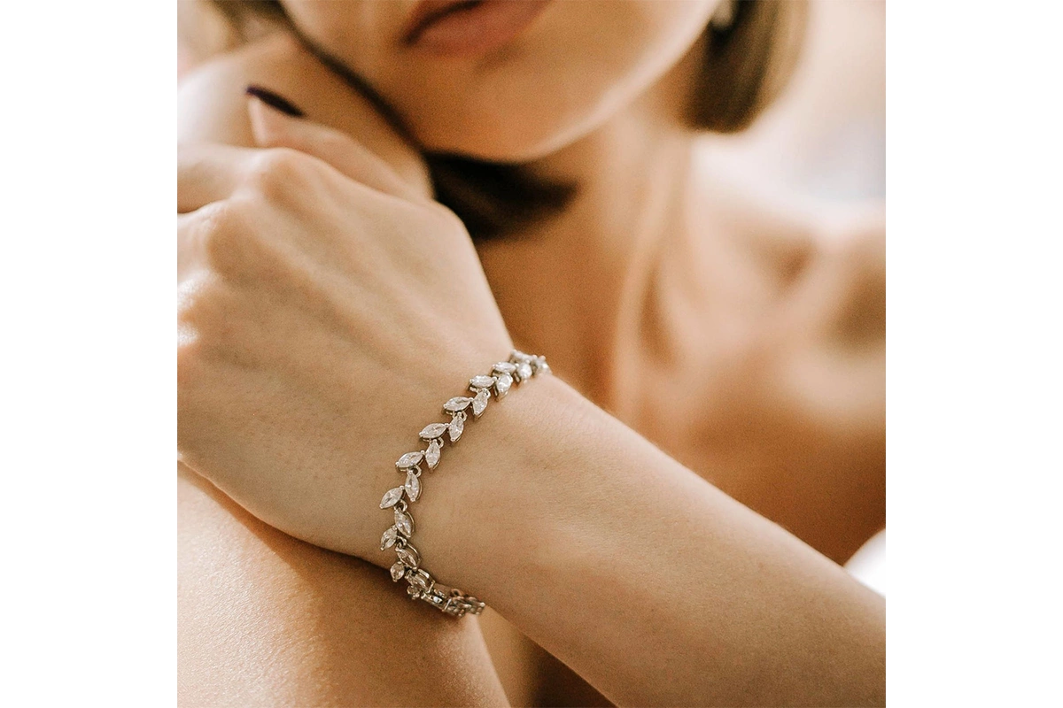 Если муж не знает вашего вкуса в украшениях, отправьте ему несколько фотографий с примерами