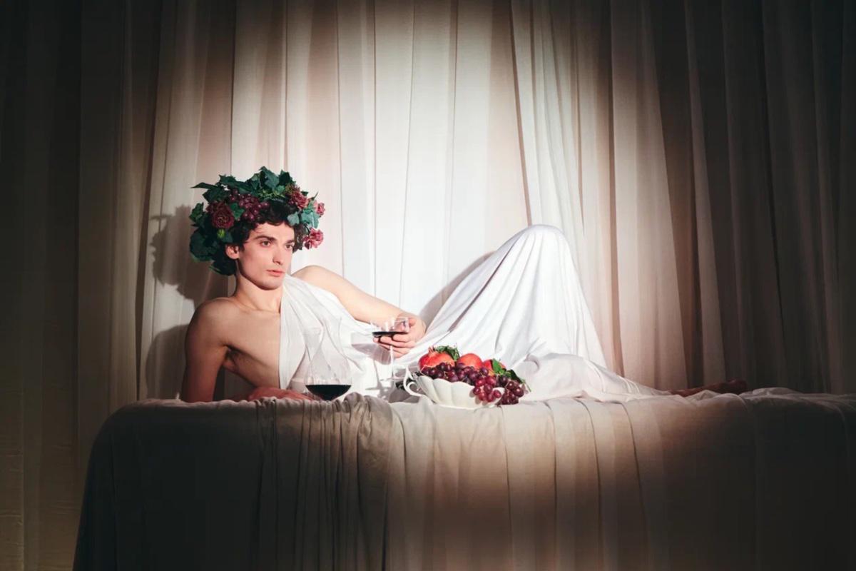 Александр Выклин в образе Вакха с полотна Караваджо