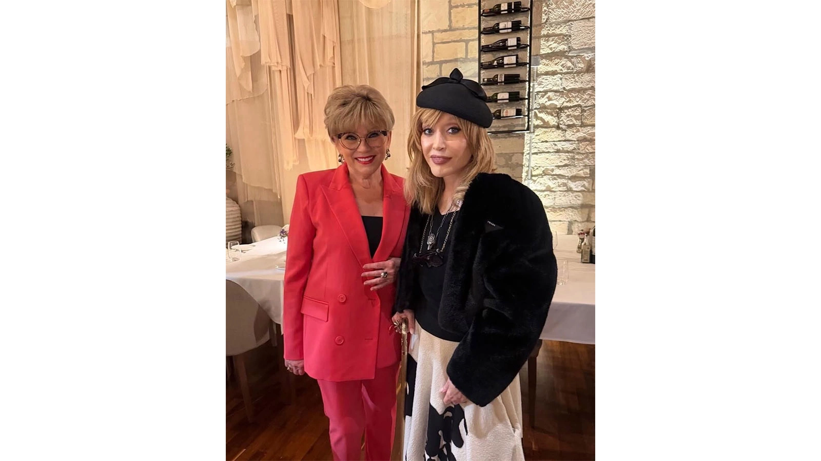 Алла Пугачева (справа)