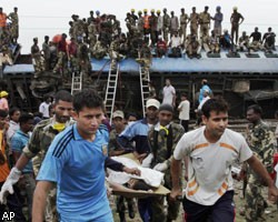 Число жертв крушения поезда в Индии достигло 100 человек