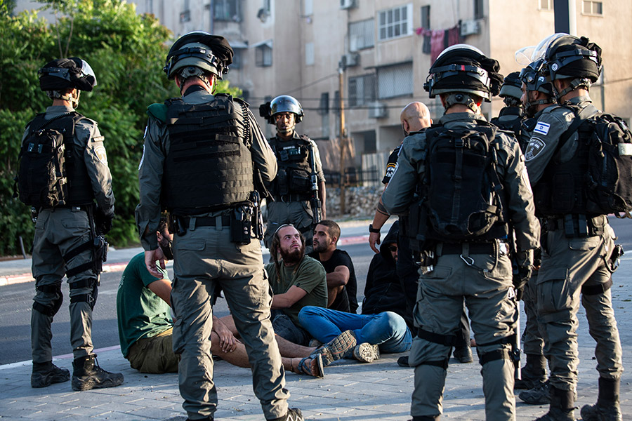 Израильская полиция задерживает еврейских поселенцев во время беспорядков в Лоде, 12 мая