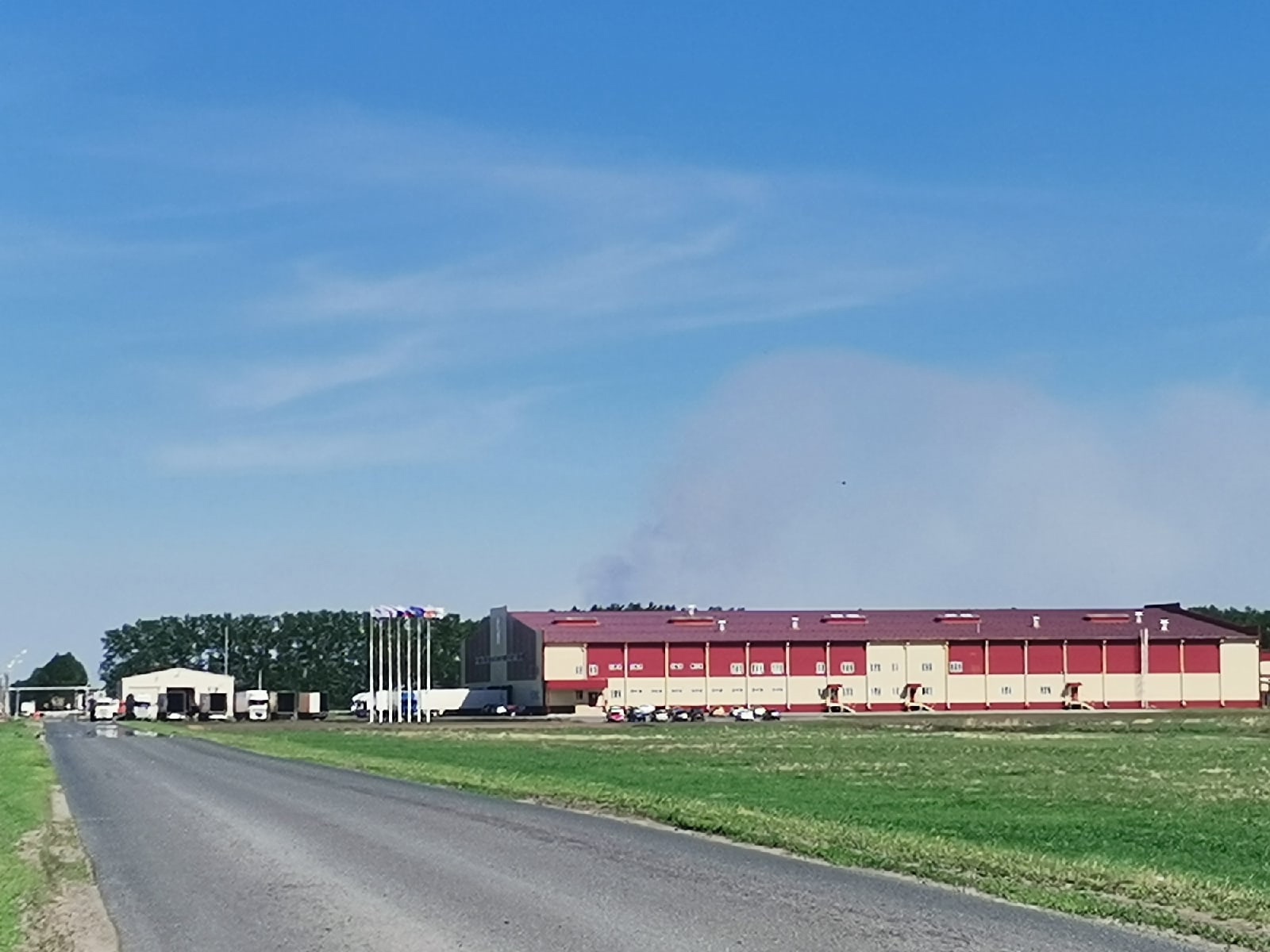 Лесной пожар угрожает Боровской птицефабрике