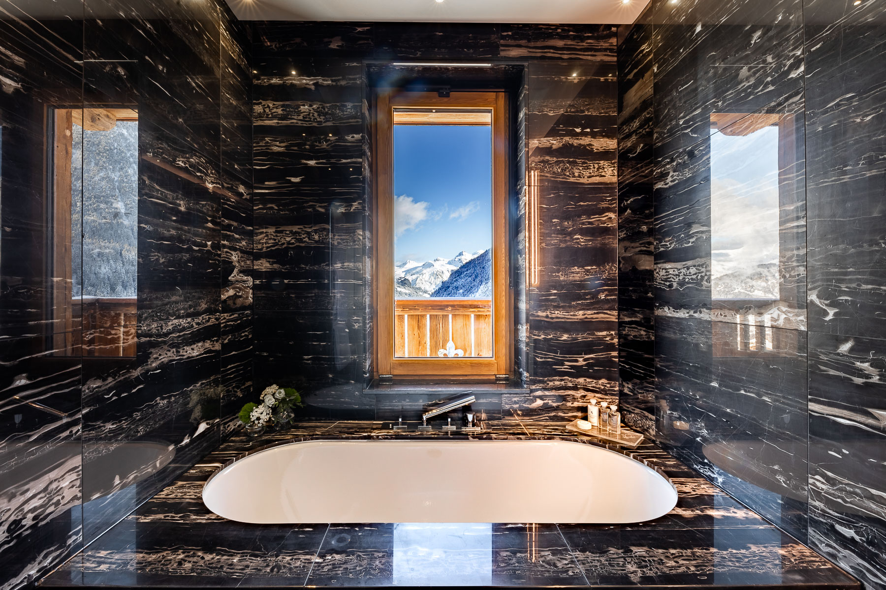 Ванна с видом в Prestige Residence, Sud Resort на курорте Ultima Courchevel Belv&eacute;d&egrave;re