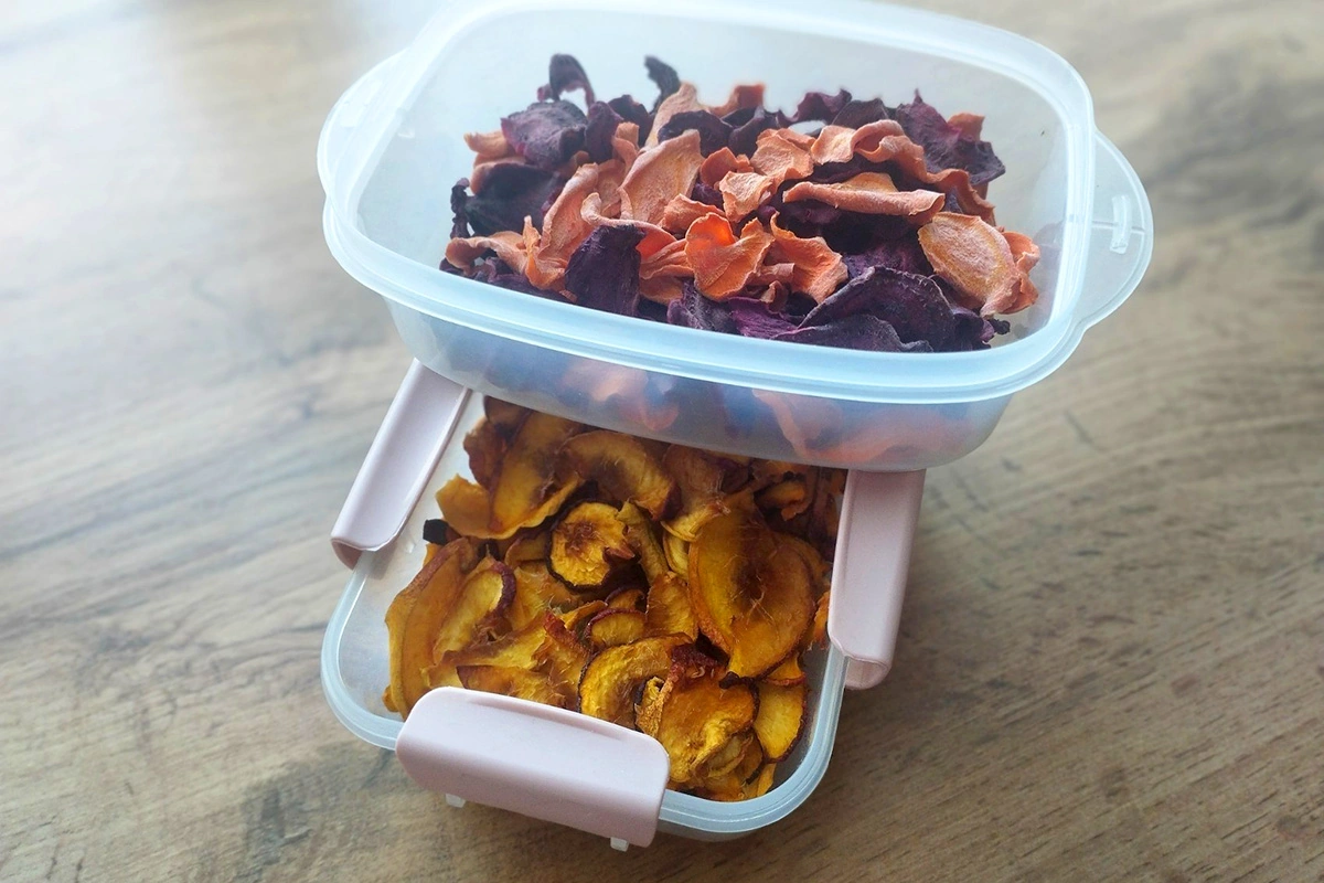 Сушеные нектарины, чипсы из свеклы и моркови станут вкусным, полезным и в меру сладким перекусом для школьника, сделать их можно в домашнем дегидраторе