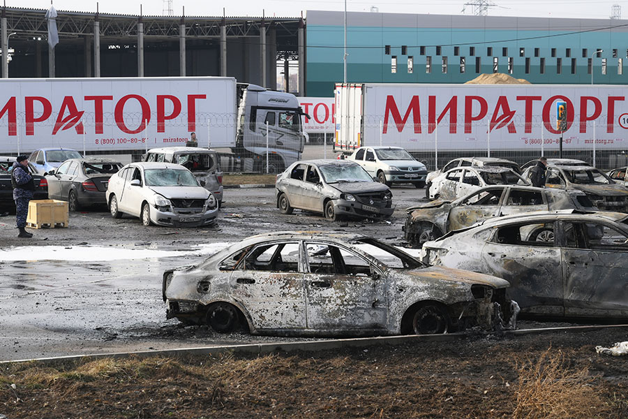 Жертвами атаки дронов стали сотрудники дистрибьютерского центра &laquo;Мираторга&raquo; в Домодедово (на фото). Охранник 38 лет погиб на месте, еще двое получили ранения при падении обломков. Один из пострадавших, 50-летний мужчина, скончался в больнице Видного утром, второй пострадавший&nbsp;&mdash; 44-летний мужчина&nbsp;&mdash; госпитализирован в Домодедовскую больницу с травмами головы.