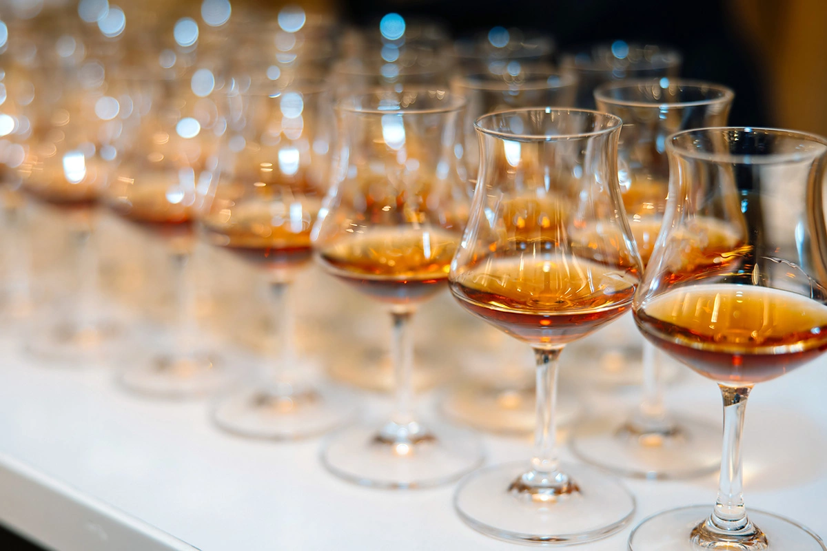 Идеальным объемом коньяка, который нужно налить в бокал, считается порция 20 мл