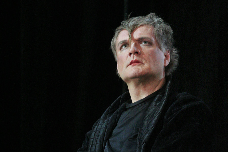 Симонов в спектакле &laquo;Троил и Крессида&raquo; в постановке Римаса Туминаса в Театре имени Вахтангова, 2008 год

Симонов стал народным артистом России в 2001 году. &laquo;Помню, что опоздал на вручение, потому что пробки были жуткие. Тогдашний министр культуры Михаил Швыдкой говорит мне: &laquo;Что&nbsp;ж ты, елки-палки?&raquo;&nbsp;&mdash; вспоминал он. Среди его других наград&nbsp;&mdash; ордена&nbsp;Дружбы и Почета.