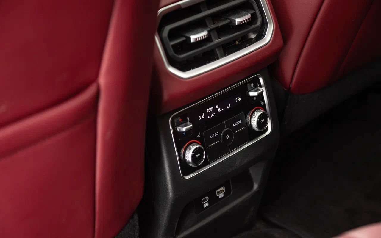 За отдельный, задний блок климата в Tank 400 не нужно доплачивать. Есть девятиступенчатый подогрев сиденья и&nbsp;USB-розетки