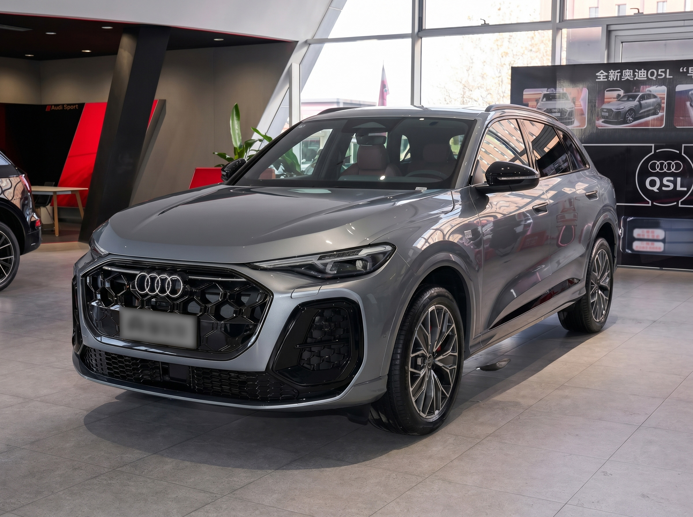 Audi демонстрирует рост продаж в России, несмотря на отсутствие официальных поставок автомобилей. Марка впервые за несколько лет смогла опередить по объему реализации Mercedes-Benz