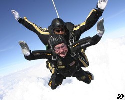 Дж.Буш-старший отметил свое 85-летие прыжком с парашютом