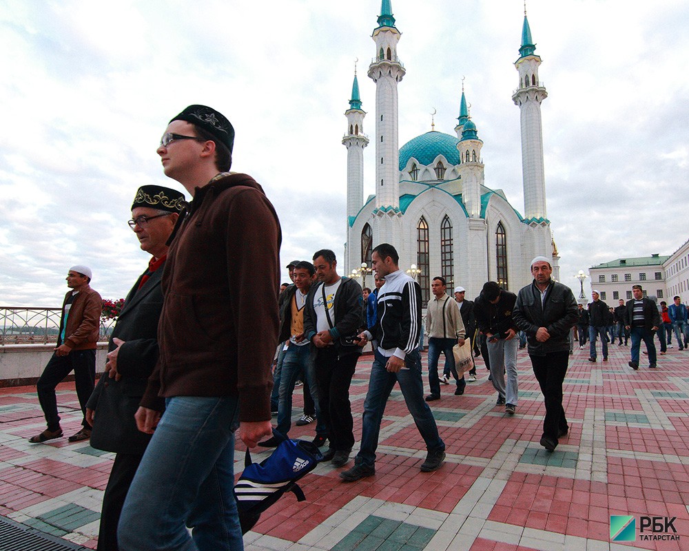 Праздничный намаз в честь Ураза-Байрам в мечети Кул-Шариф.