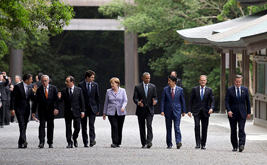 Слева направо: итальянский премьер Ренци, президент Европейской комиссии Жан-Клод Юнкер, президент Франции Франсуа Олланд, премьер-министр Канады Джастин Трюдо, канцлер Германии Ангела Меркель, президент США Барак Обама, премьер-министр Японии Синдзо Абэ, президент Европейского совета Дональд Туск&nbsp;и премьер-министр Великобритании Дэвид Кэмерон во время встречи на саммите G7


