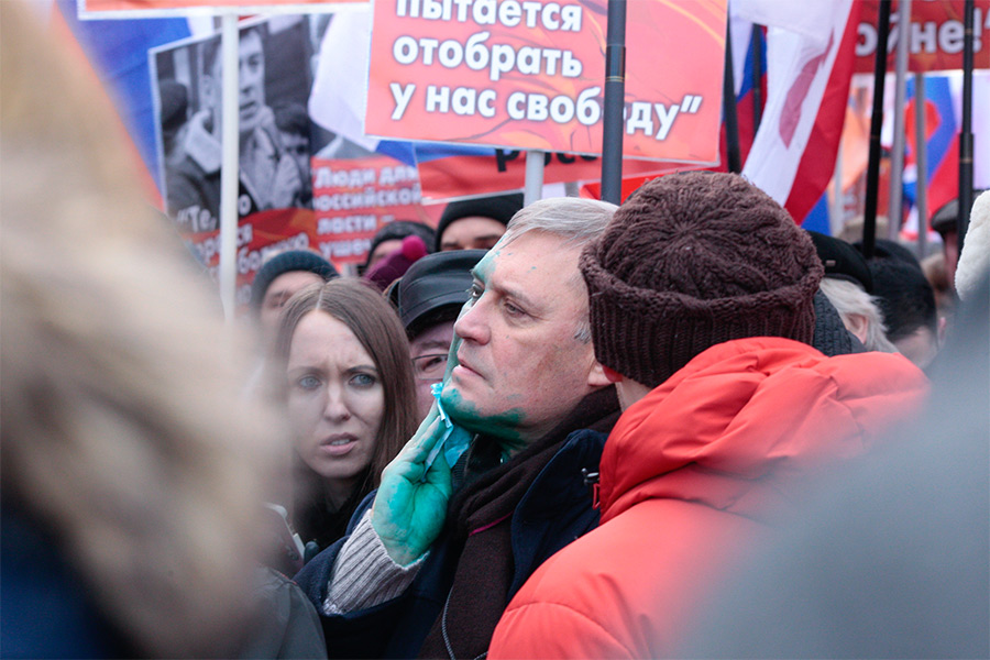 Председатель Партии народной свободы (ПАРНАС) Михаил Касьянов (в центре), облитый неизвестным зеленкой во&nbsp;время марша
