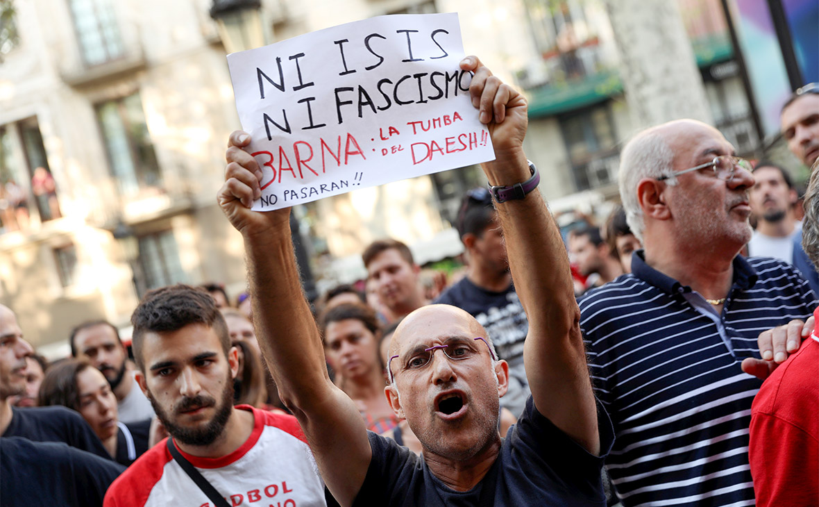 Протестующие против фашизма и ИГ на митинге после теракта в Барселоне