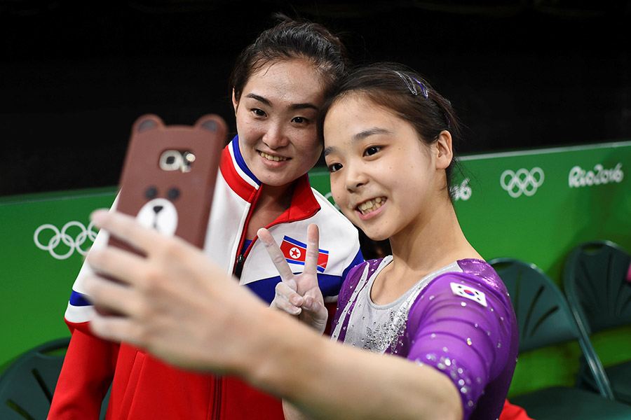 В 2016 году на Олимпиаде в Рио южнокорейская гимнастка Ли Ын Джун сделала селфи с представительницей Северной Кореи Хон Джон Юн. Фото опубликовали ведущие мировые СМИ.
