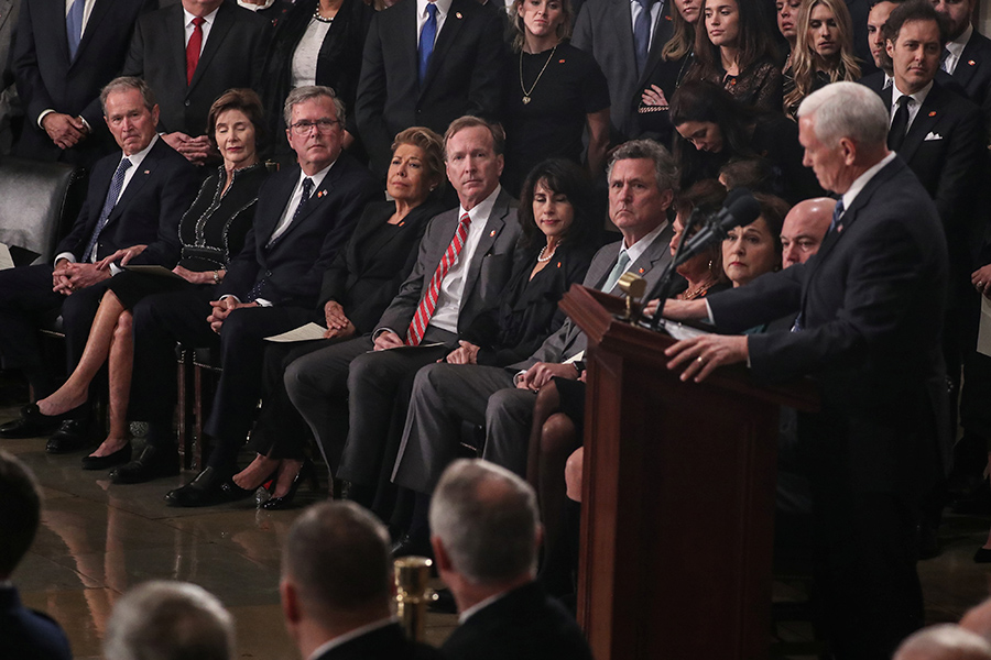 Джордж Буш-младший, его жена Лора Буш, бывший губернатор Флориды Джеб Буш (слева направо) и другие члены семьи слушают выступление вице-президента Майка Пенса
