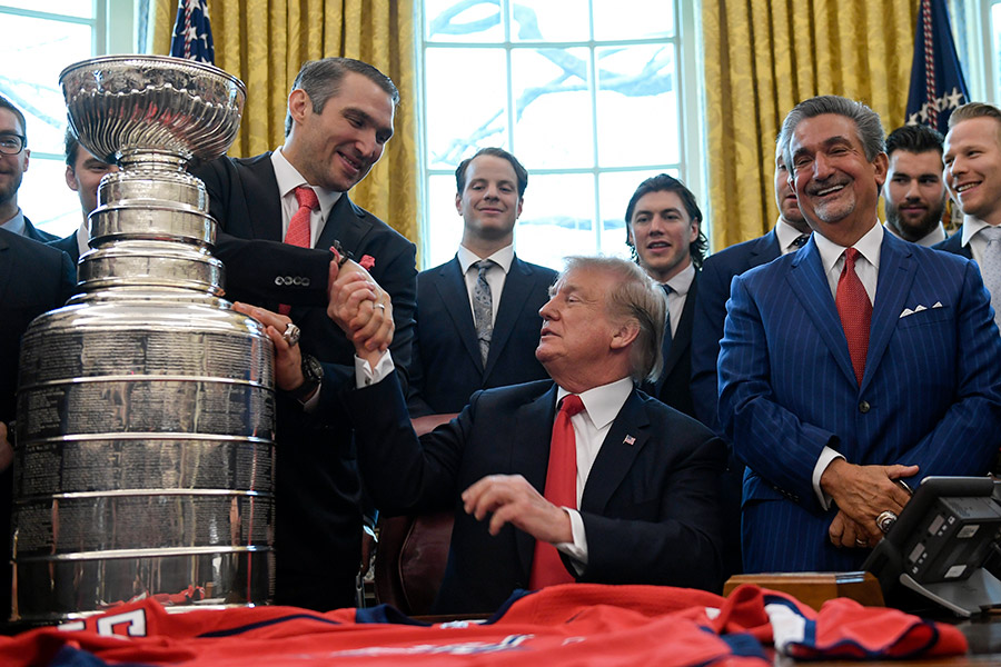 Встреча с победителями сезона в НХЛ&nbsp;&mdash; ежегодное традиционное мероприятие, которое проводит американский президент. В этом году гостями Белого дома стала команда &laquo;Вашингтон Кэпиталз&raquo;, выигравшая Кубок Стэнли в прошлом году
