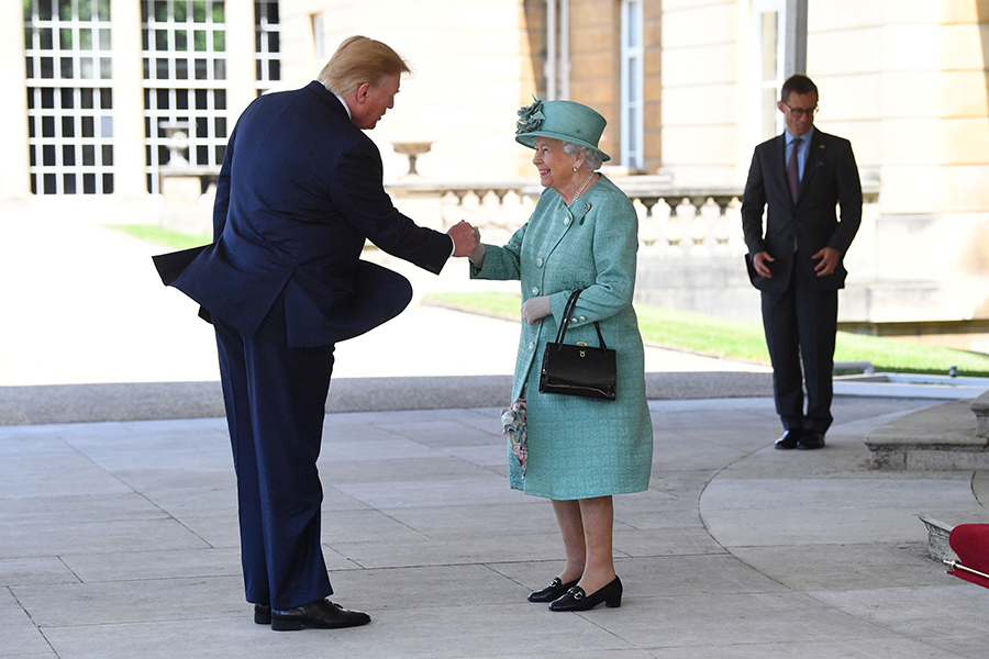 Гостя поприветствовала королева Елизавета II, главы США и Великобритании уже встречались в прошлом году