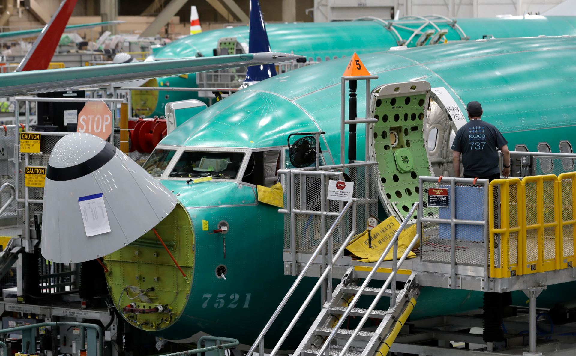Cамолет Boeing 737 MAX в сборочном цехе компании Boeing