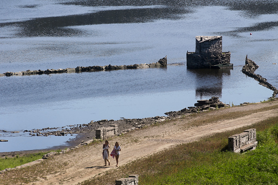 На фото: берег реки Миао, Луго, Испания, 27 июля

Запас воды в испанских водохранилищах составляет 40,42% и еженедельно уменьшается на 1,5%, пишет El Pais