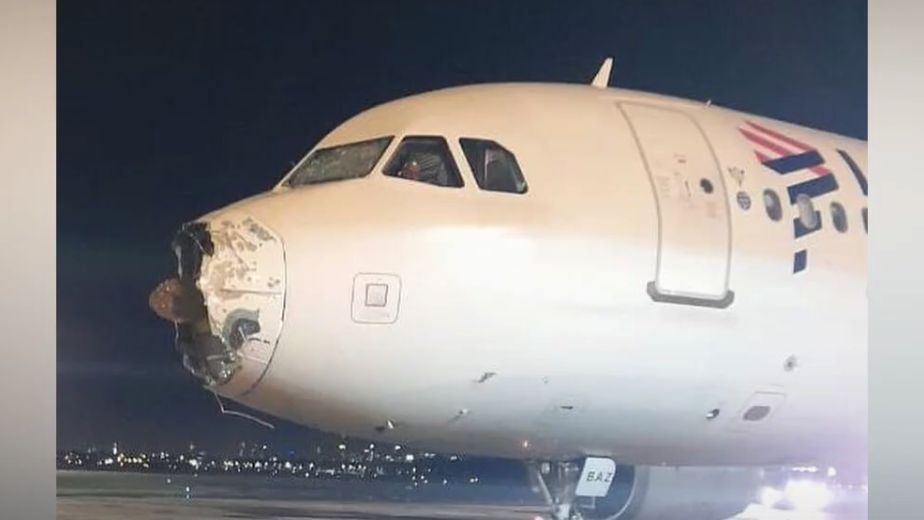 Самолет в Парагвае попал в зону турбулентности и лишился носа. Видео