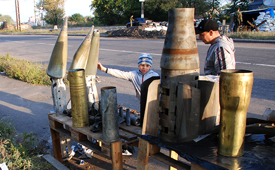 Жители Донецкой области осматривают импровизированную выставку "Эхо войны", организованную бойцами макеевского подразделения "Меч", октябрь 2014 г.