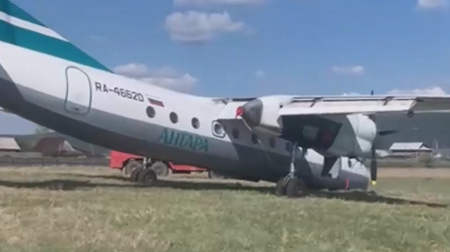 В Иркутской области у Ан-24 сломалась стойка шасси при посадке. Видео