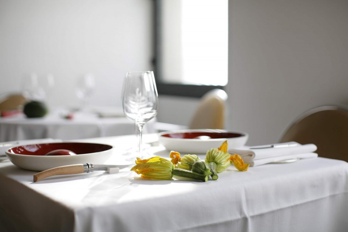 Ресторан Arpège шеф-повара Алена Пассара, который был удостоен трех звезд Michelin, практически полностью вывел из меню пищу животного происхождения