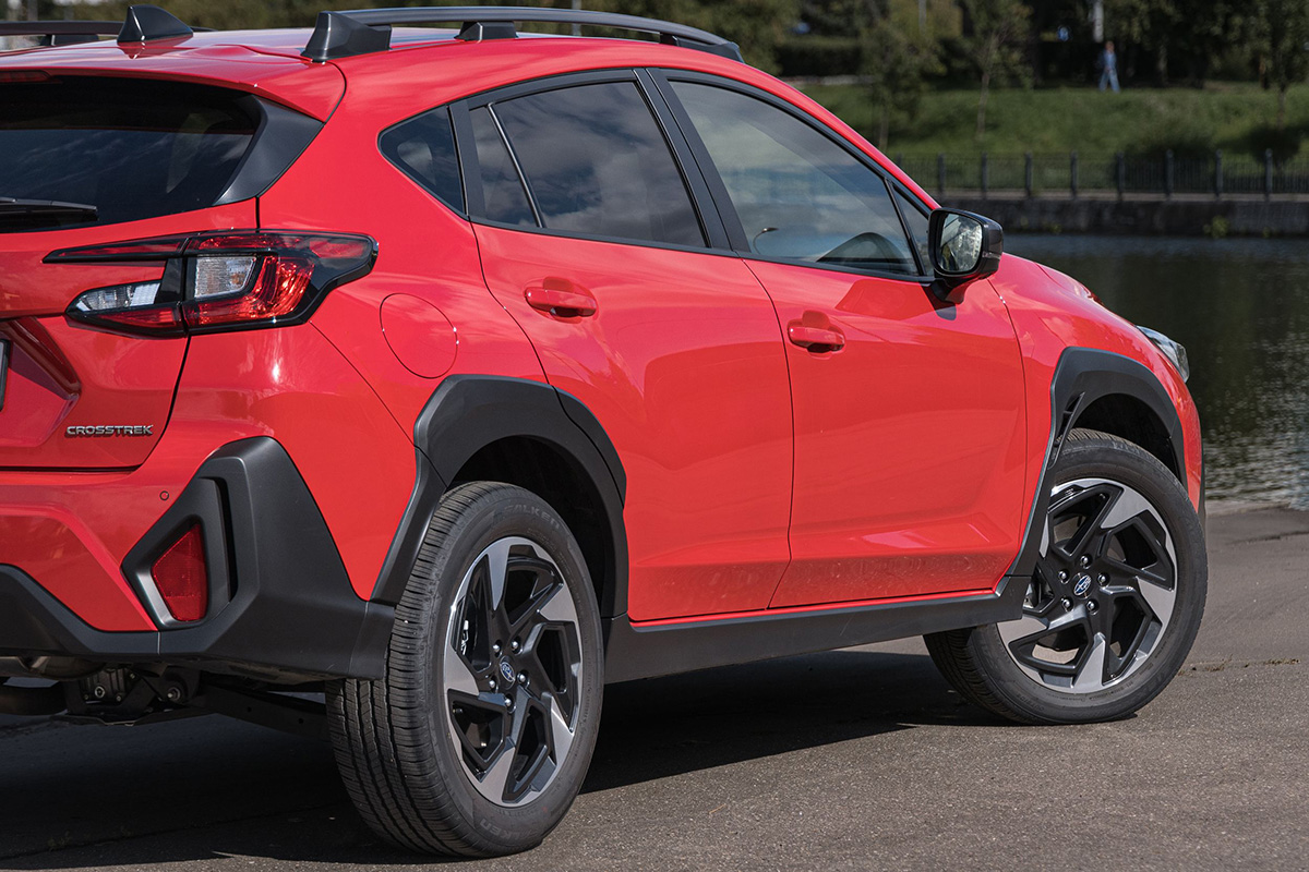 Задняя часть Subaru Crosstrek кажется немного выше передней. Из-за этого создается ощущение, что кроссовер замер перед быстрым стартом