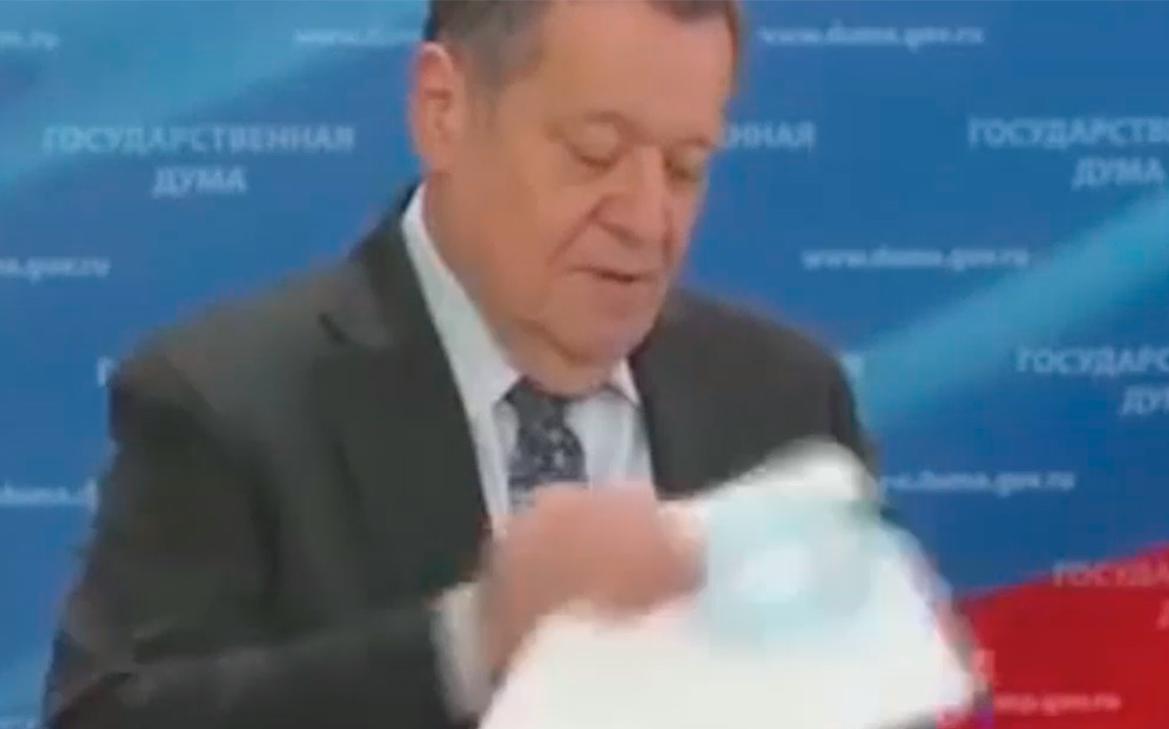 В Госдуму принесли документы и CD-диски с проектом госбюджета. Видео