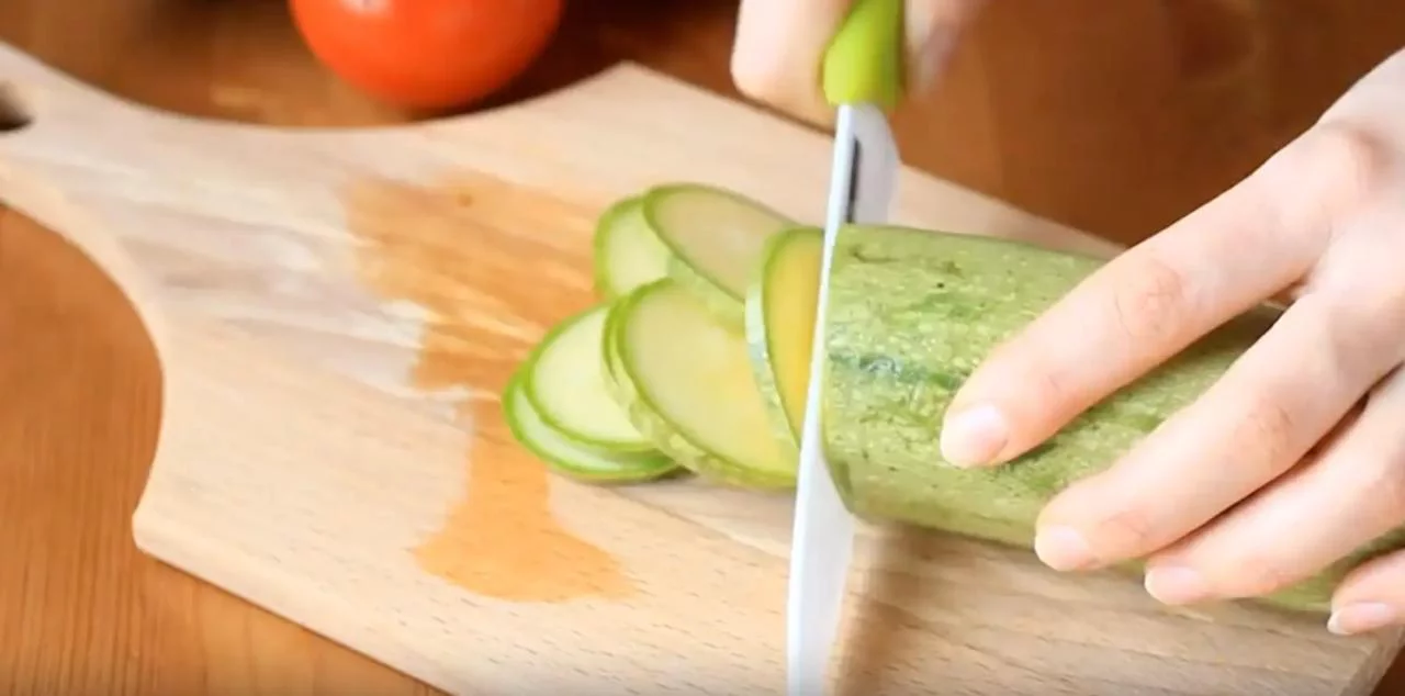 Кабачок нарежьте тонкими кружочками