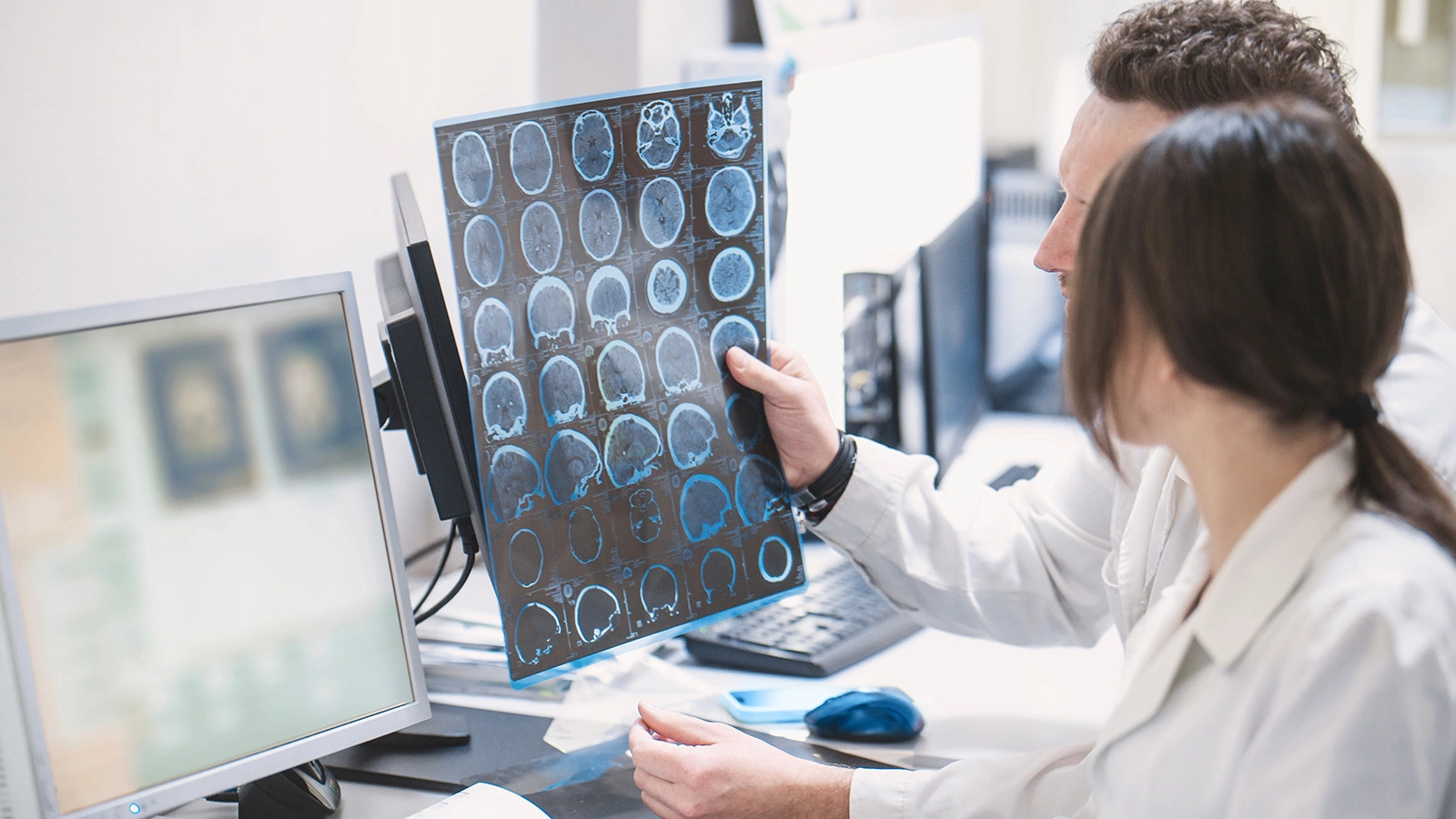 Британец два года страдал от звона в ушах. Вот в чем была причина