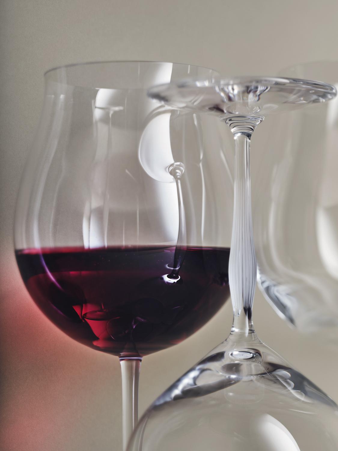 Бокалы для бургундского вина D&eacute;gustation, Baccarat; бокал для вина из коллекции 100 Points by James Suckling, Lalique (все ЦУМ Home)