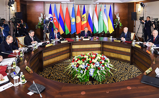 Во время саммита СНГ в Казахстане, октябрь 2015 года


