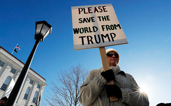 Женщина с&nbsp;плакатом, на&nbsp;котором написано: &laquo;пожалуйста, спасите мир от&nbsp;Трампа&raquo;



