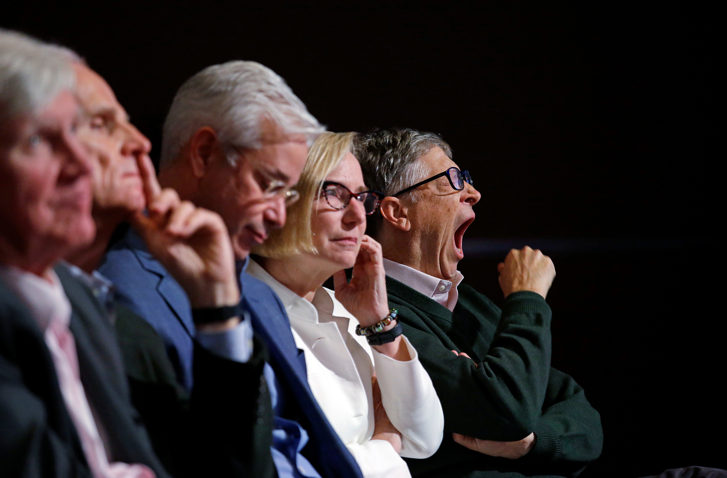 Основатель Microsoft Билл Гейтс (крайний справа) на собрании членов правления компании по итогам года.
