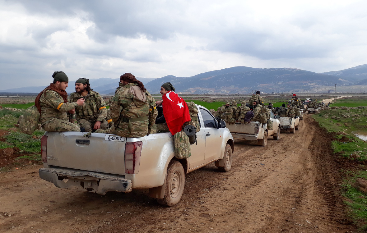 Турецкие военные движутся по направлению к приграничной деревне около&nbsp;города&nbsp;Кельтепе в провинции Хатай. 21 января 2018 года​
