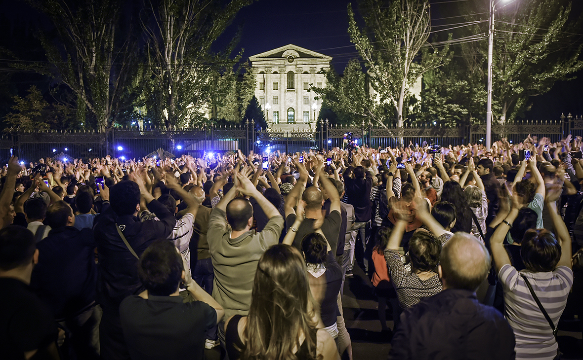 Демонстранты у парламента Армении в Ереване