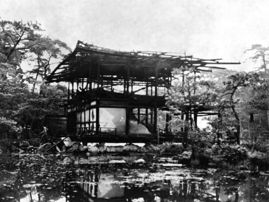 Буддийский храм Кинкаку-дзи был построен в 1397 году. Изначально он возводился как резиденция для сегуна Асикаги&nbsp;Есимицу, но после его смерти было передано дзэн-буддийским монахам. Трехуровневый храм был покрыт листами чистого золота, а внутри хранилась ценная статуя Будды Авалокитешвары, а также другие реликвии. Кинкаку-дзи не пострадал во время Второй мировой войны, но был уничтожен через пять&nbsp;лет после ее окончания. В 1950 году страдающий психическим&nbsp;расстройством&nbsp;монах Хаяси Дзёкан поджег храм. Огонь полностью разрушил преимущественно деревянную постройку вместе со всеми святынями, которые хранились внутри. Эта история легла в основу романа японского писателя Юкио Мисимы &laquo;Золотой храм&raquo;
