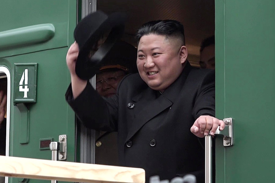 Ким Чен Ын вышел на перрон в длинном плаще и шляпе