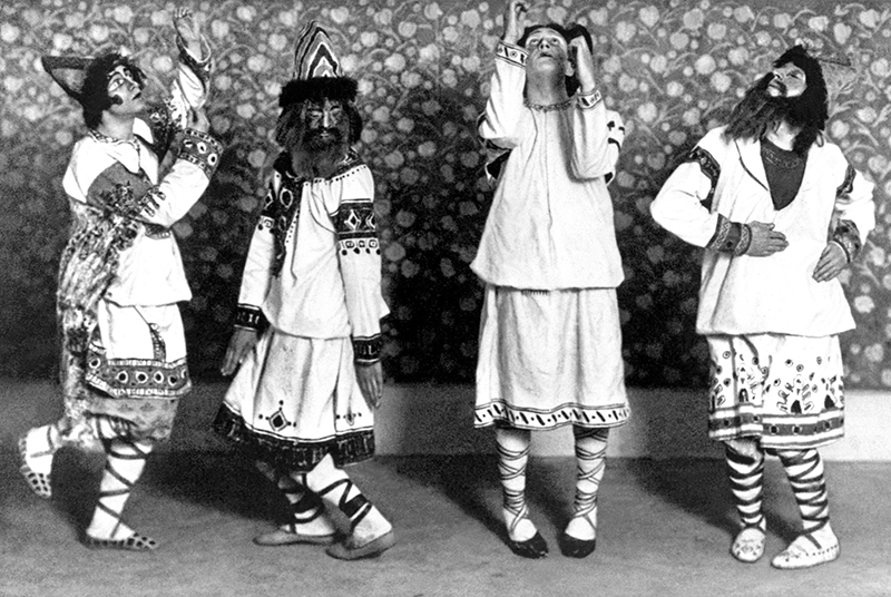 Артисты&nbsp;&mdash; учатсники первой постановки балета &laquo;Весна священная&raquo; Игоря Стравинского в Париже в 1913 году. Автор костюмов Николай Рерих