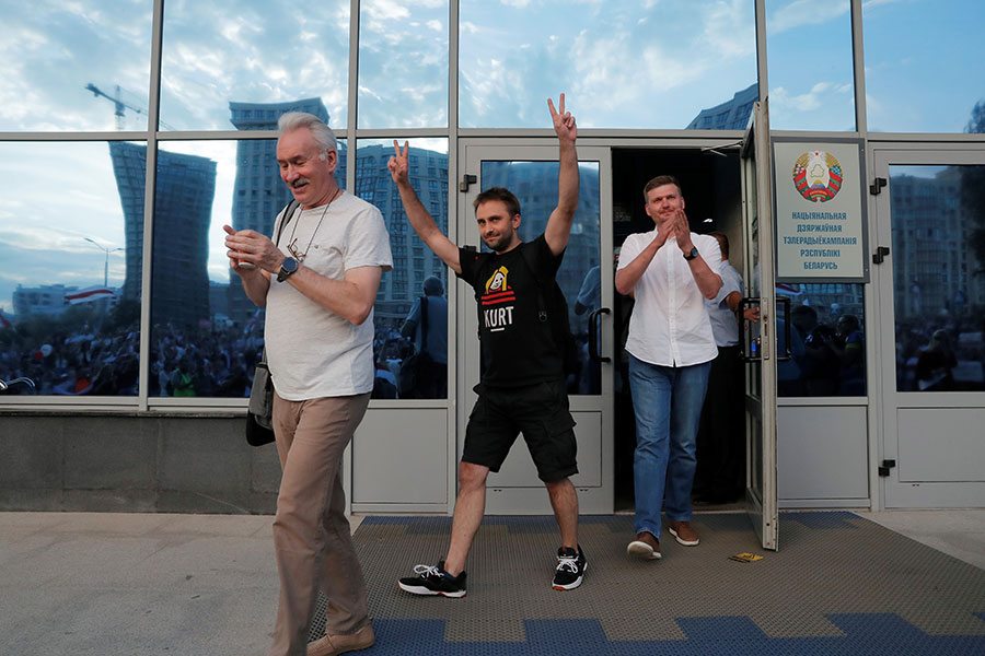 Сотрудники на выходе из здания Национальной Белтелерадиокомпании в Минске