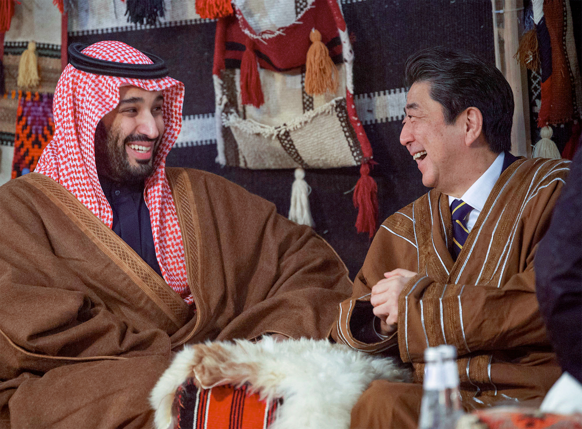 Премьер-министр Японии Синдзо Абэ (справа) во время визита к наследному принцу Саудовской Аравии Мохаммеду бин Сальману (слева). Эр-Рияд. 12 января