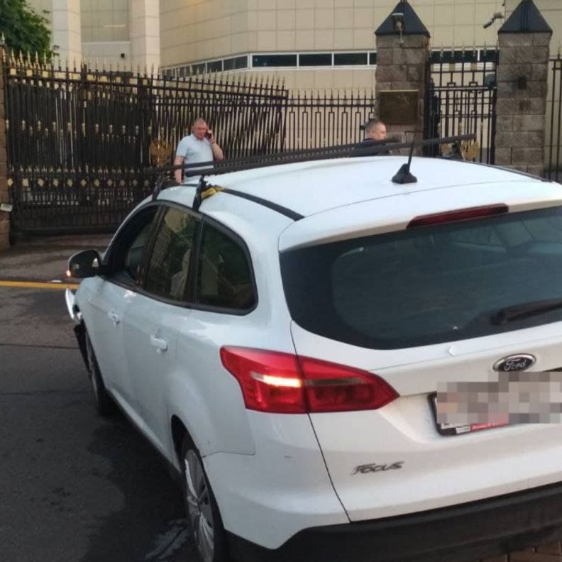 Водитель протаранил ворота посольства России в Минске. Видео
