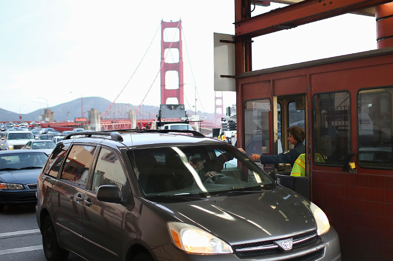 Сан-Франциско

&nbsp;

Въезд в город по мосту Золотые Ворота платный &ndash; $6 (290 руб.) для легковой машины и $42 &ndash; для тяжелого многоосевого грузовика. Выезд из города &ndash;&nbsp;бесплатный. Система взимания платы &ndash; автоматическая, с помощью специальной электронной метки, прикрепляемой на машину. Можно также оформить одноразовый въезд, заплатив банковской картой на сайте.