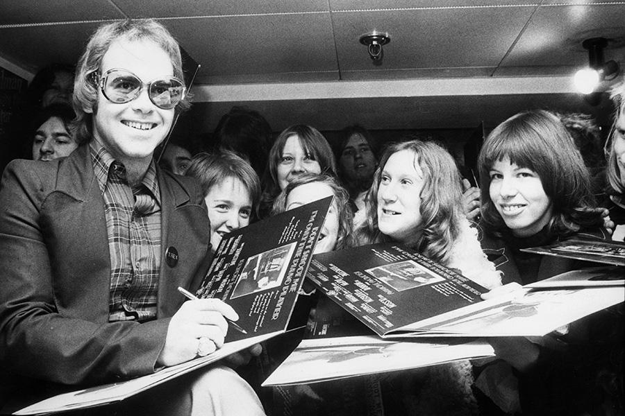 Элтон Джон подписывает копии своих альбомов, 1973&nbsp;год