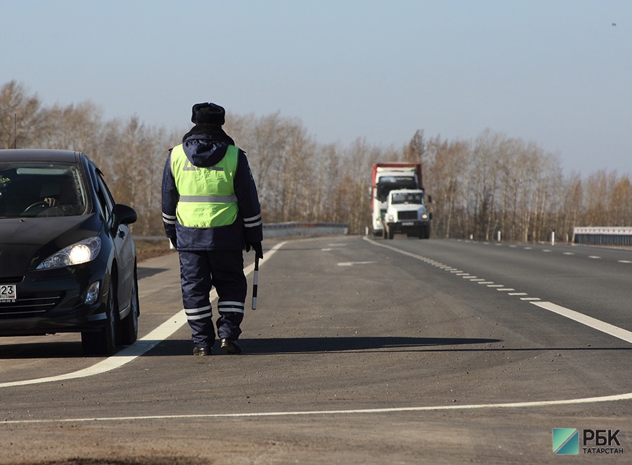 В Казани подросток за рулем протащил инспектора по проезжей части