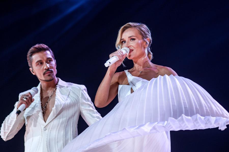 Россия. Москва. Певцы Дима Билан и Полина Гагарина во время Международного музыкального конкурса «Интервидение» 2025, который проходит в концертном зале «Live Арена»