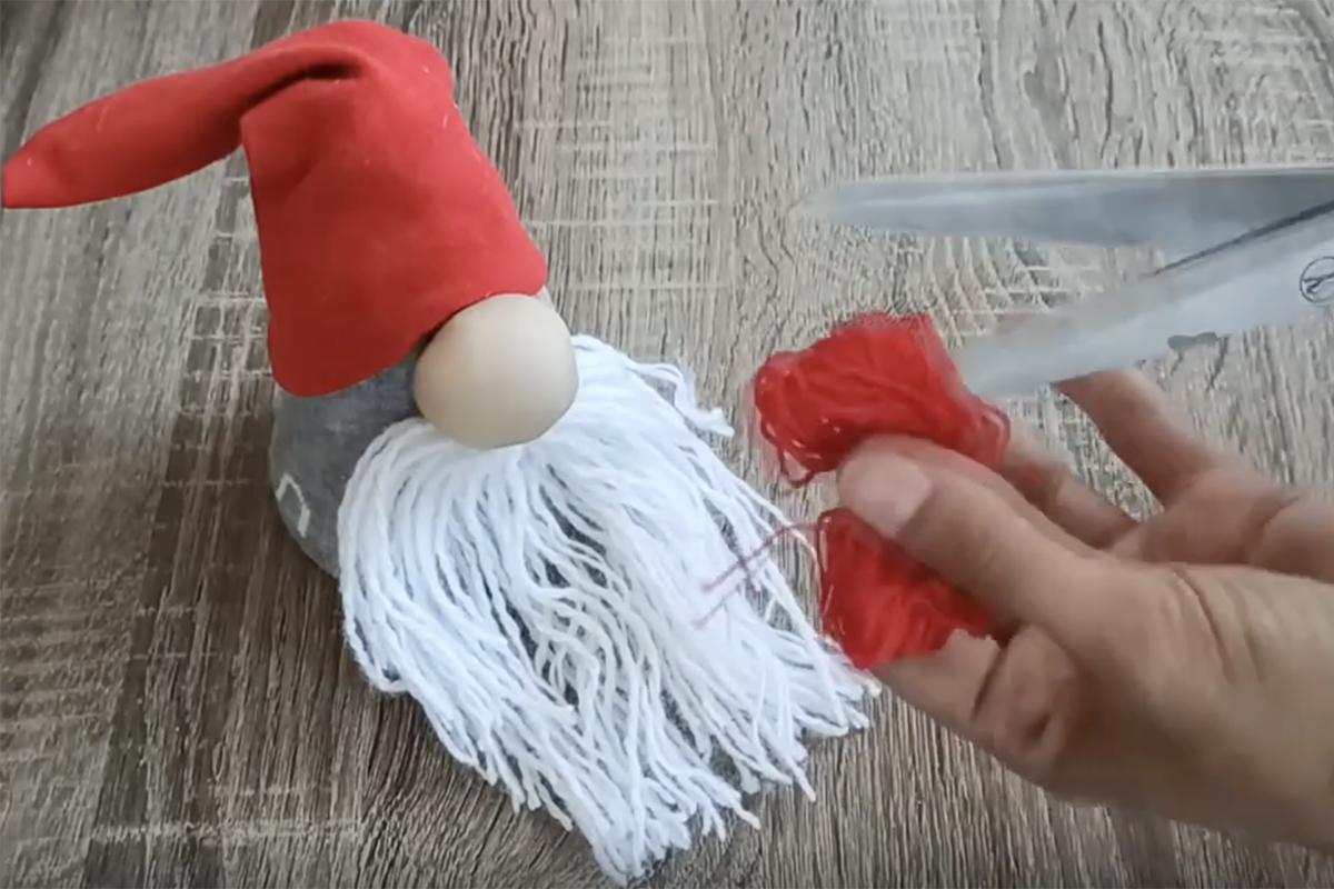 Как сделать новогоднего гнома из носков
