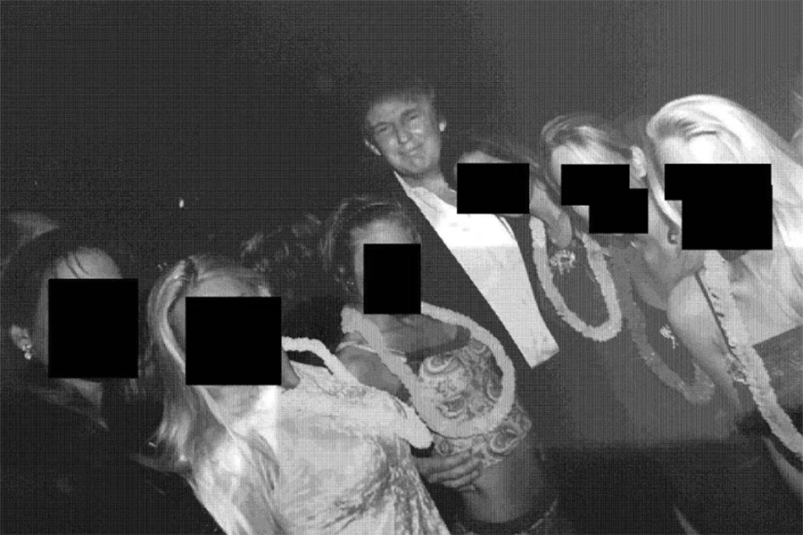 Трамп позирует с группой женщин. Лица женщин были замаскированы демократами из Комитета по надзору Палаты представителей
